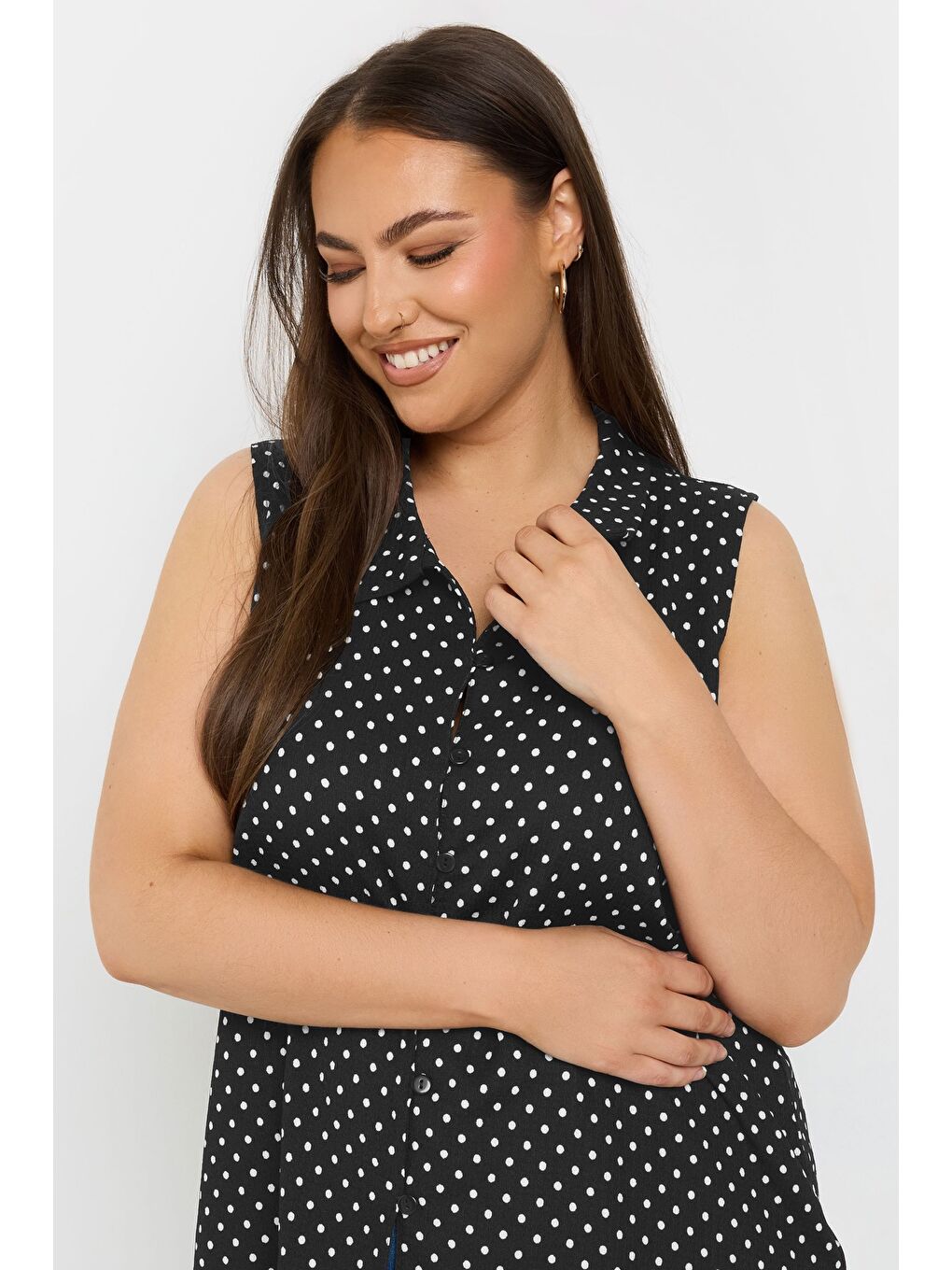 Siyah Büyük Beden Polo Yaka Sıfır Kol Düğmeli Puantiyeli T-shirt 303957-3