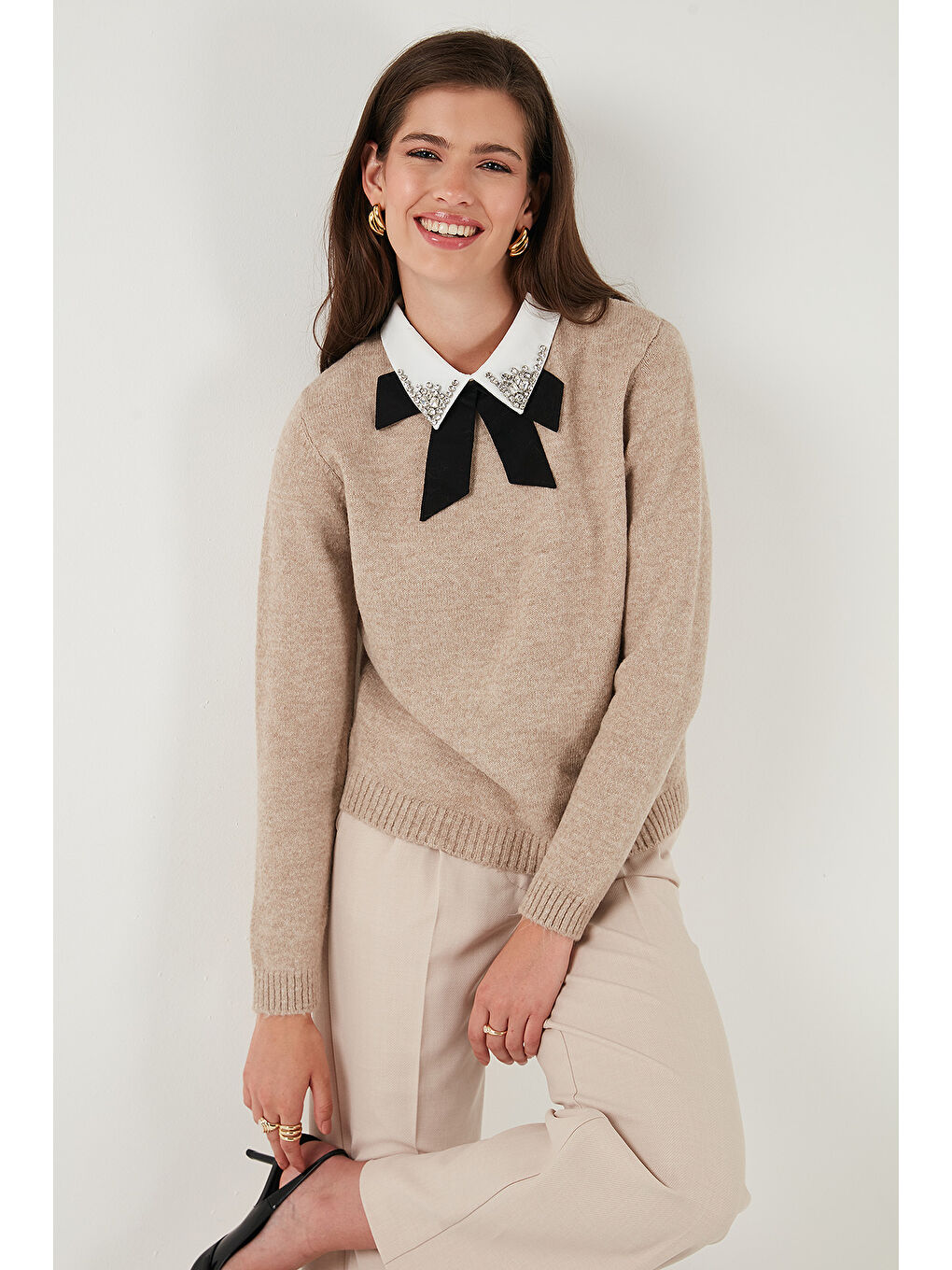 Bej Premium Regular Fit Gömlek Yaka Yumuşak Dokulu Fiyonk Detaylı Taşlı Kadın Kazak 680KZ00035-4