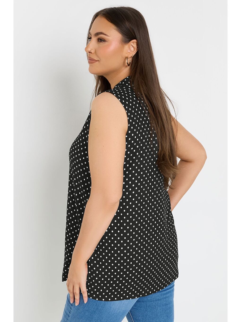 Siyah Büyük Beden Polo Yaka Sıfır Kol Düğmeli Puantiyeli T-shirt 303957-4