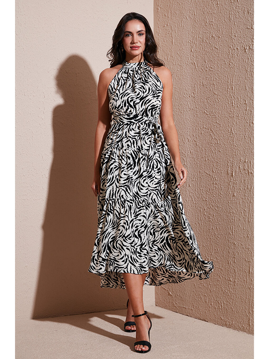 Siyah Desenli Regular Fit Halter Yaka Kemerli Midi Boy Kadın Elbise 6772030-1