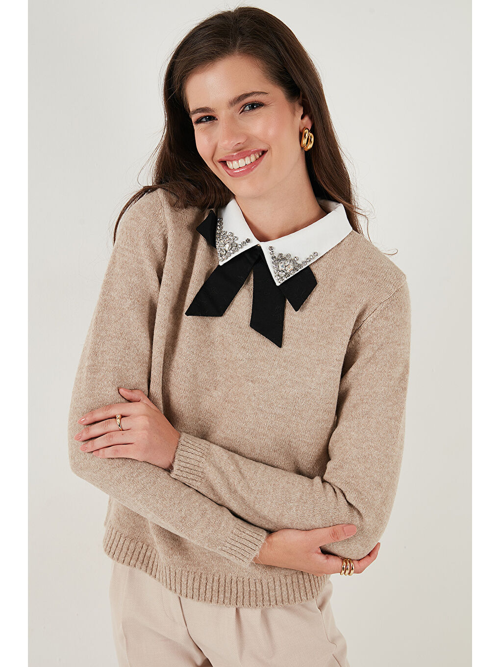 Bej Premium Regular Fit Gömlek Yaka Yumuşak Dokulu Fiyonk Detaylı Taşlı Kadın Kazak 680KZ00035-5