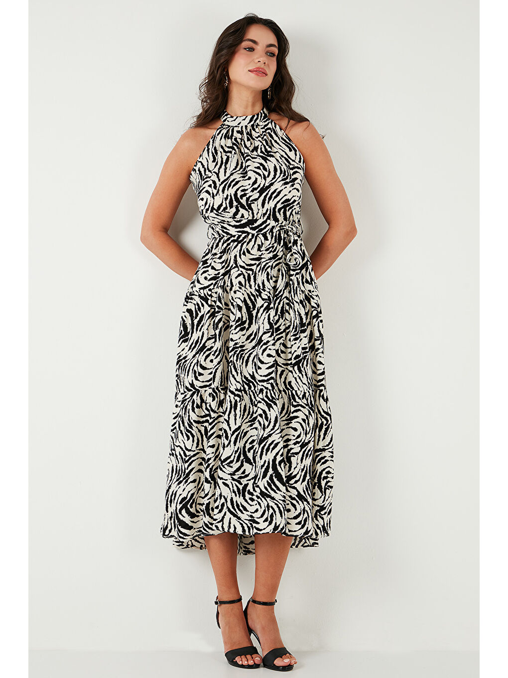 Siyah Desenli Regular Fit Halter Yaka Kemerli Midi Boy Kadın Elbise 6772030-4