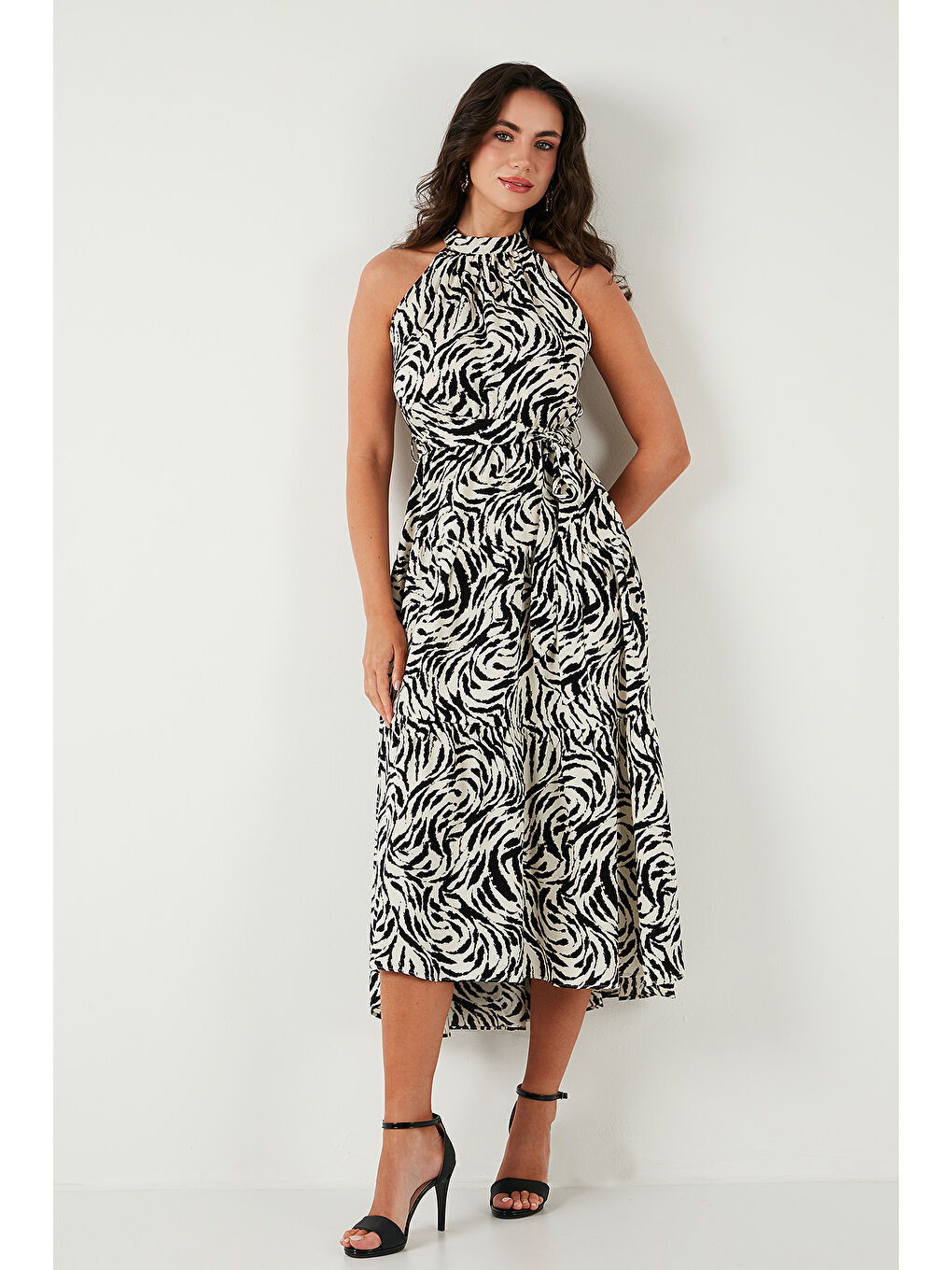 Siyah Desenli Regular Fit Halter Yaka Kemerli Midi Boy Kadın Elbise 6772030-5