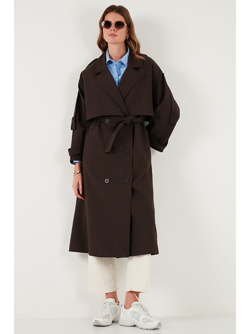 Kahverengi Çizgili Oversize Kruvaze Yaka Kuşaklı Uzun Trençkot 6839583-1