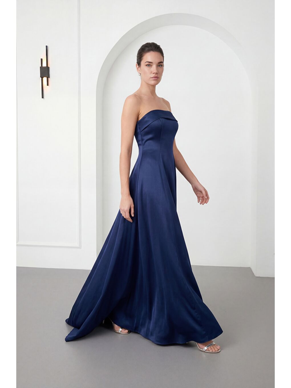 Kadın Lacivert Straplez Yaka Saten Uzun Kloş Abiye Elbise-1