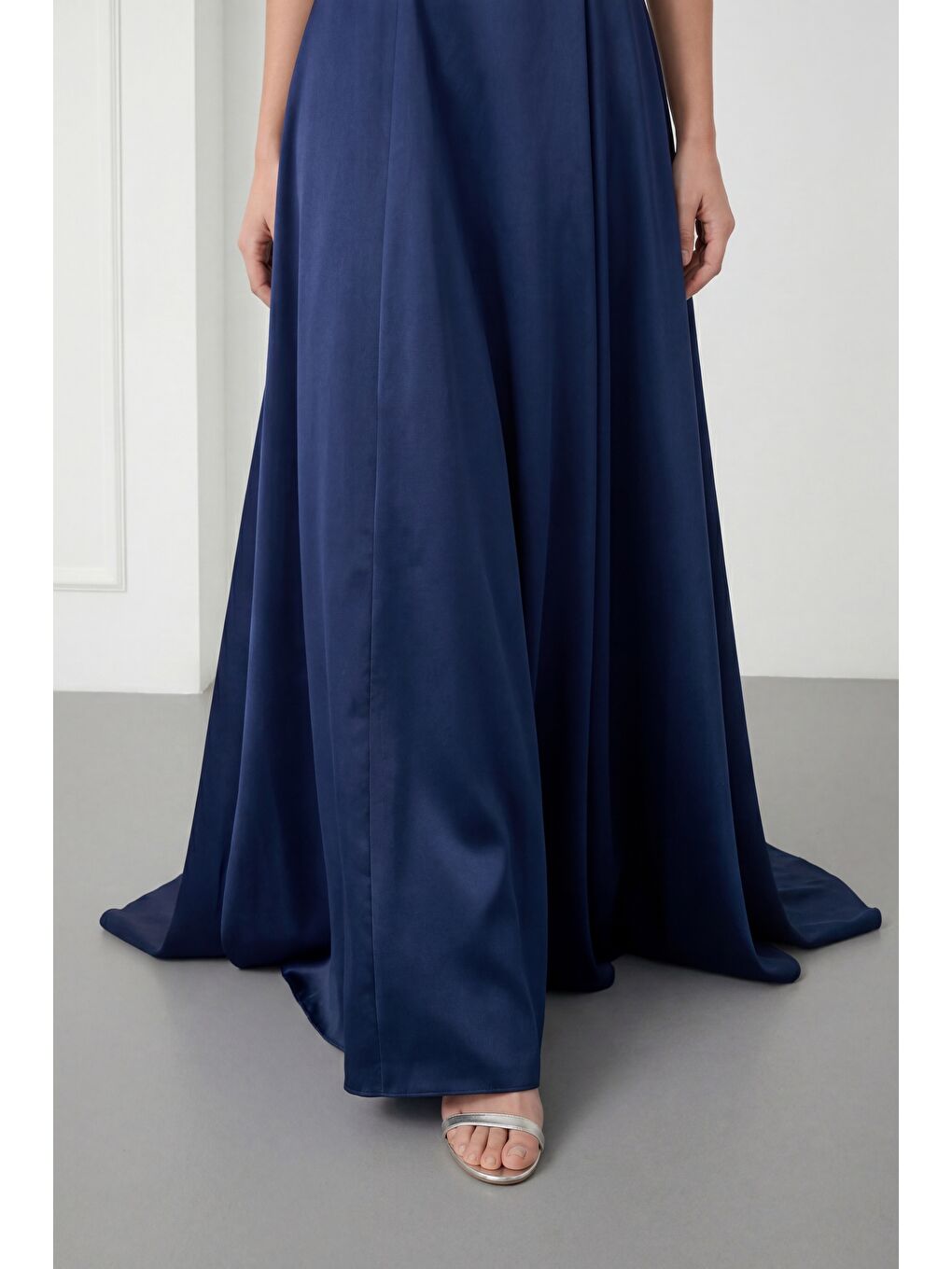 Kadın Lacivert Straplez Yaka Saten Uzun Kloş Abiye Elbise-3