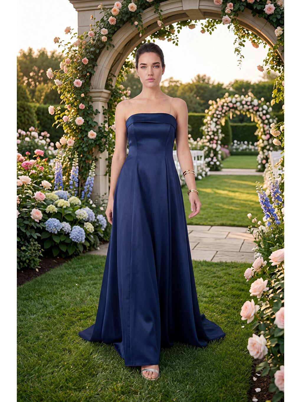 Kadın Lacivert Straplez Yaka Saten Uzun Kloş Abiye Elbise-4