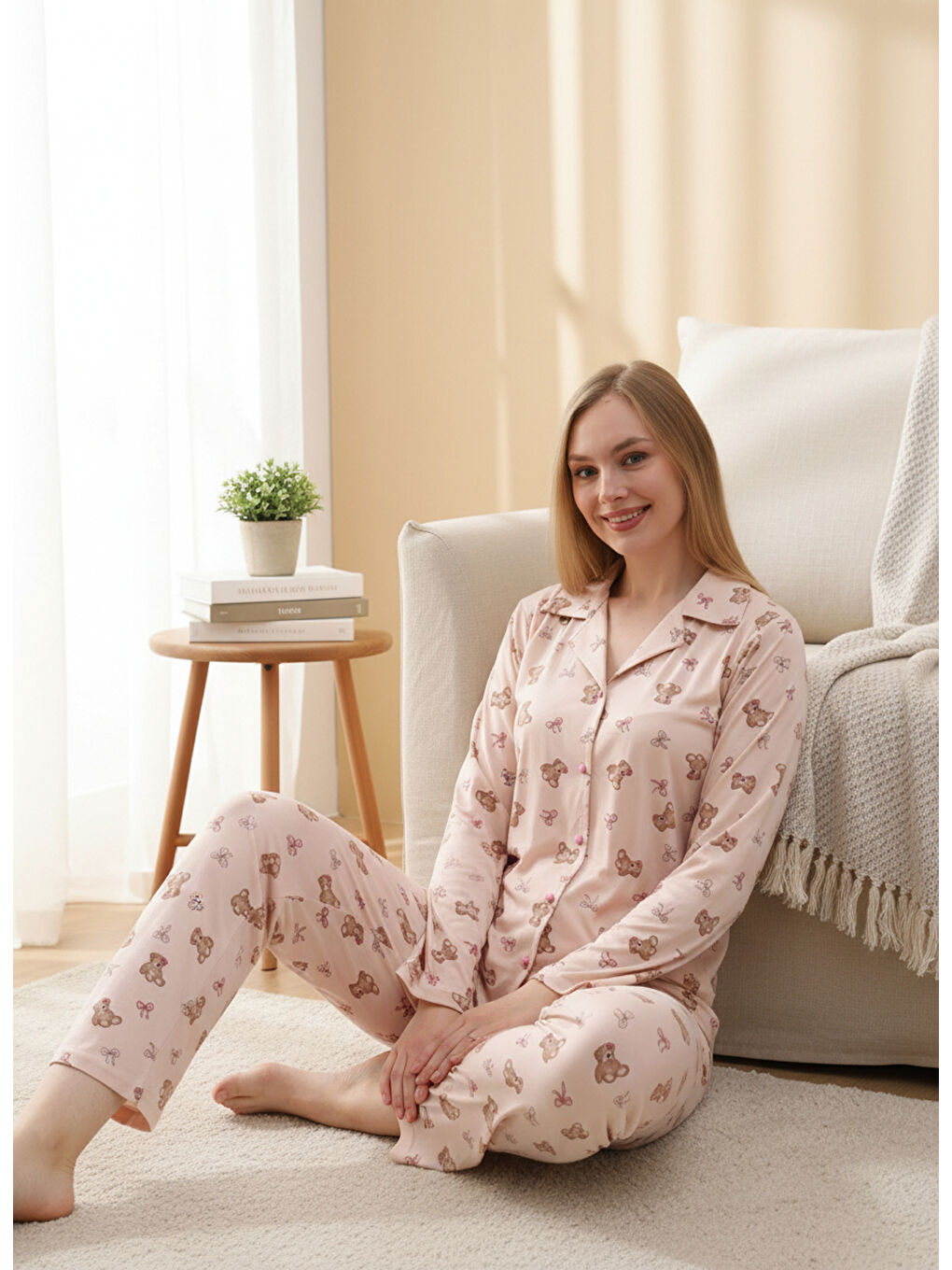 Bej Ayıcık Desenli Milan Kumaş Önden Düğmeli Uzun Kollu Kadın Pijama Takımı 1042