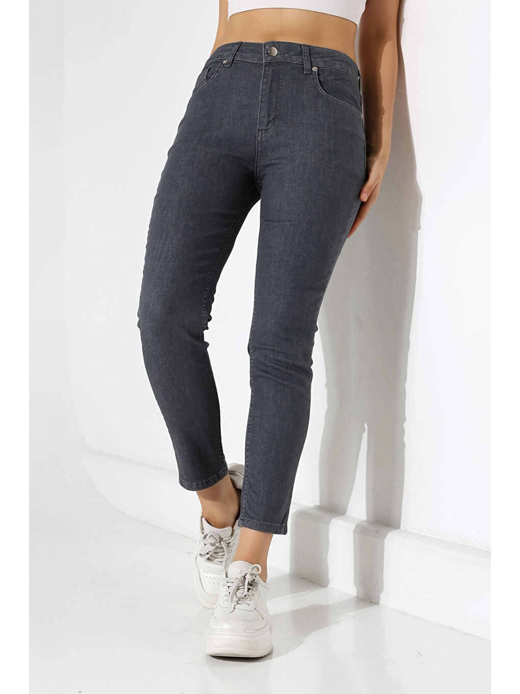 Koyu Gri Yüksek Bel Dar Kesim Jean