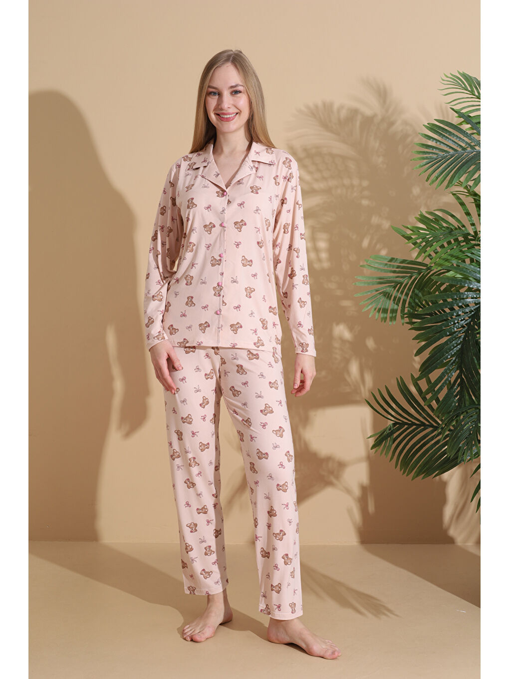 Bej Ayıcık Desenli Milan Kumaş Önden Düğmeli Uzun Kollu Kadın Pijama Takımı 1042-1