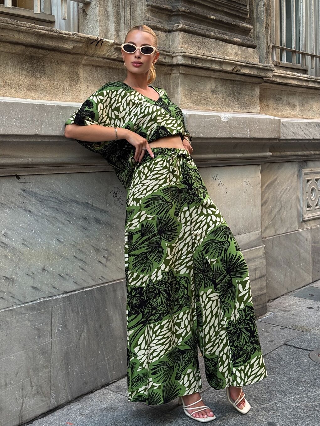 Yeşil V Yaka Viskon Kumaş Bol Paça Alt Üst Takım