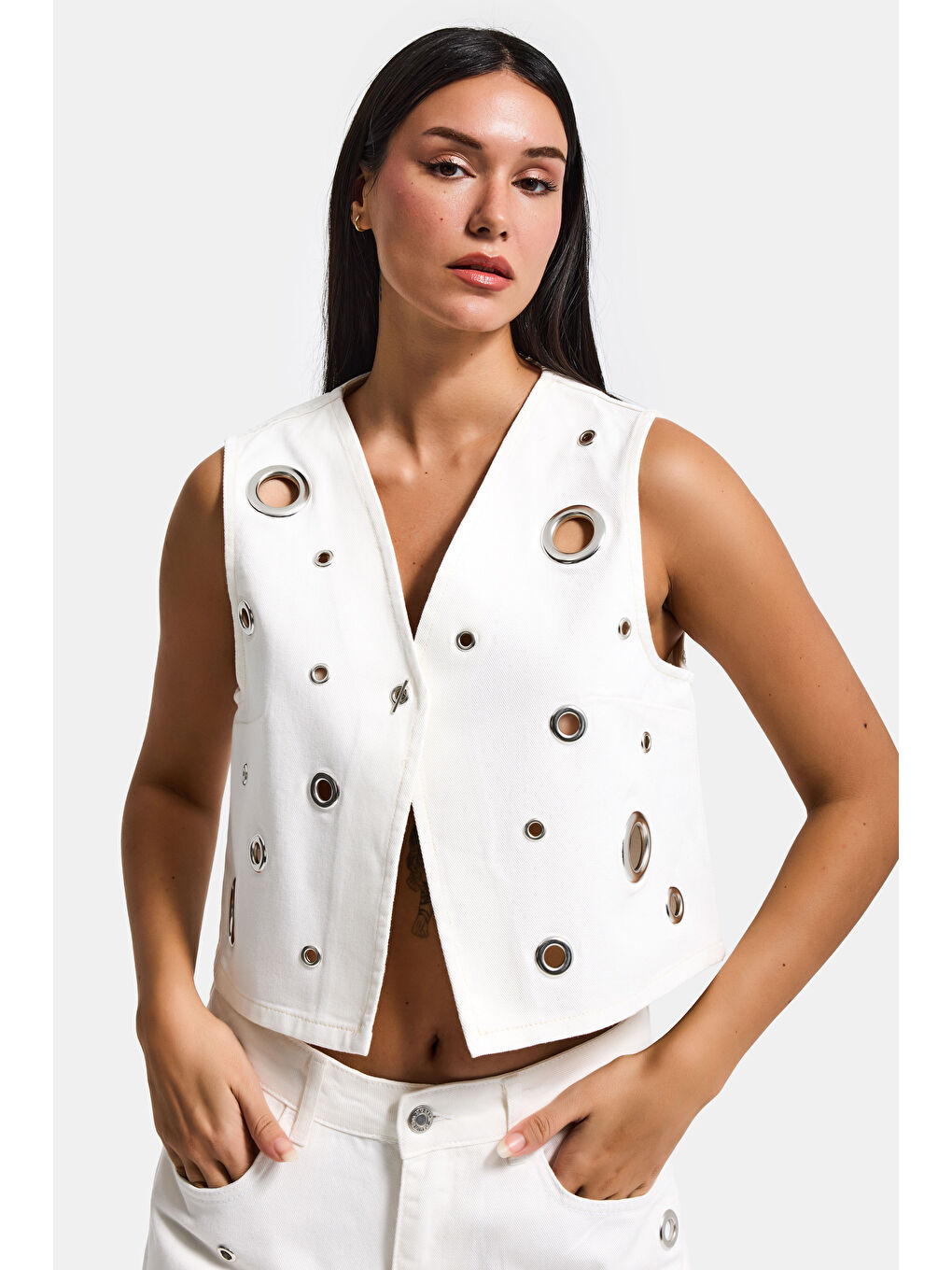 Kadın Kırık Beyaz 7s6-101 Crop Kuş Gözü Detaylı Özel Tasarım Denim Yelek