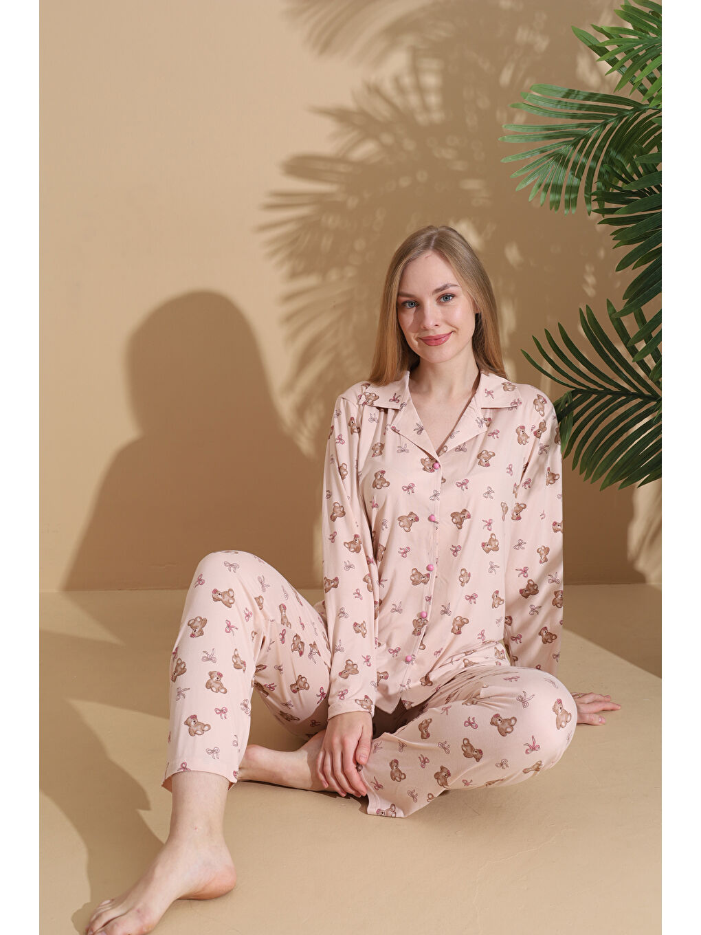 Bej Ayıcık Desenli Milan Kumaş Önden Düğmeli Uzun Kollu Kadın Pijama Takımı 1042-3