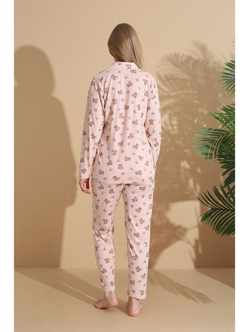Bej Ayıcık Desenli Milan Kumaş Önden Düğmeli Uzun Kollu Kadın Pijama Takımı 1042-4