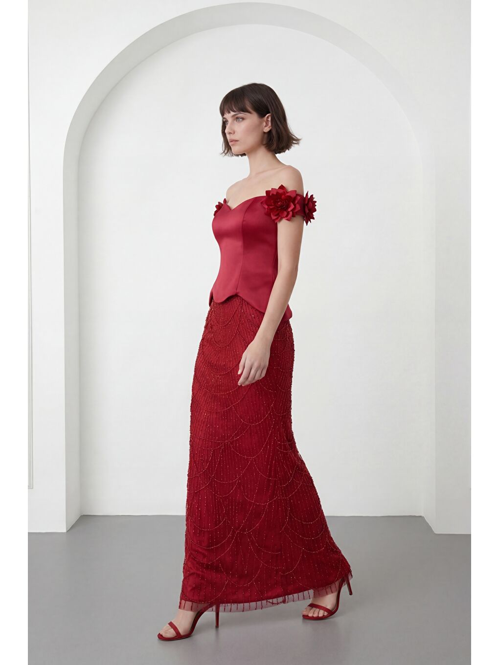 Kadın Kırmızı Kayık Yaka Çiçek Detaylı Uzun Taşlı Abiye Elbise-1