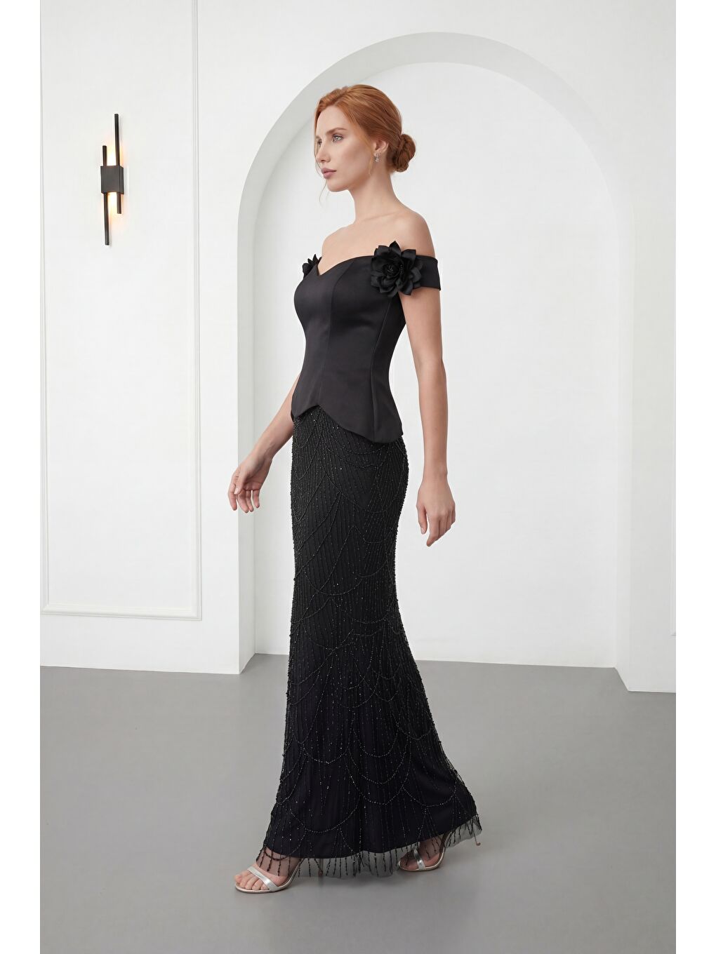 Kadın Siyah Kayık Yaka Çiçek Detaylı Uzun Taşlı Abiye Elbise