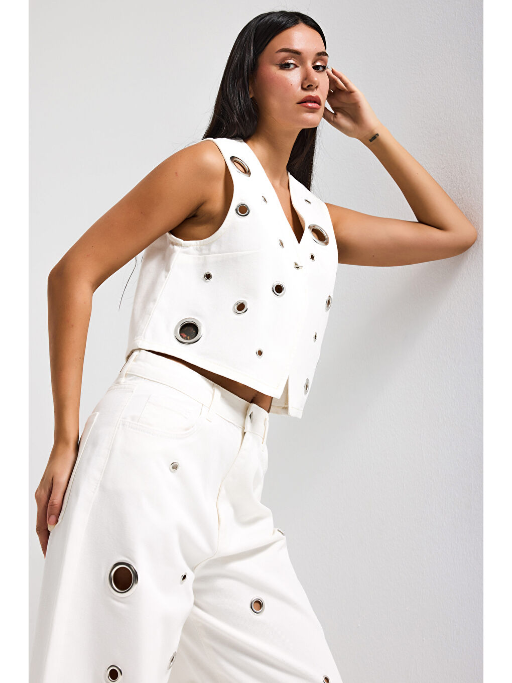 Kadın Kırık Beyaz 7s6-101 Crop Kuş Gözü Detaylı Özel Tasarım Denim Yelek-5
