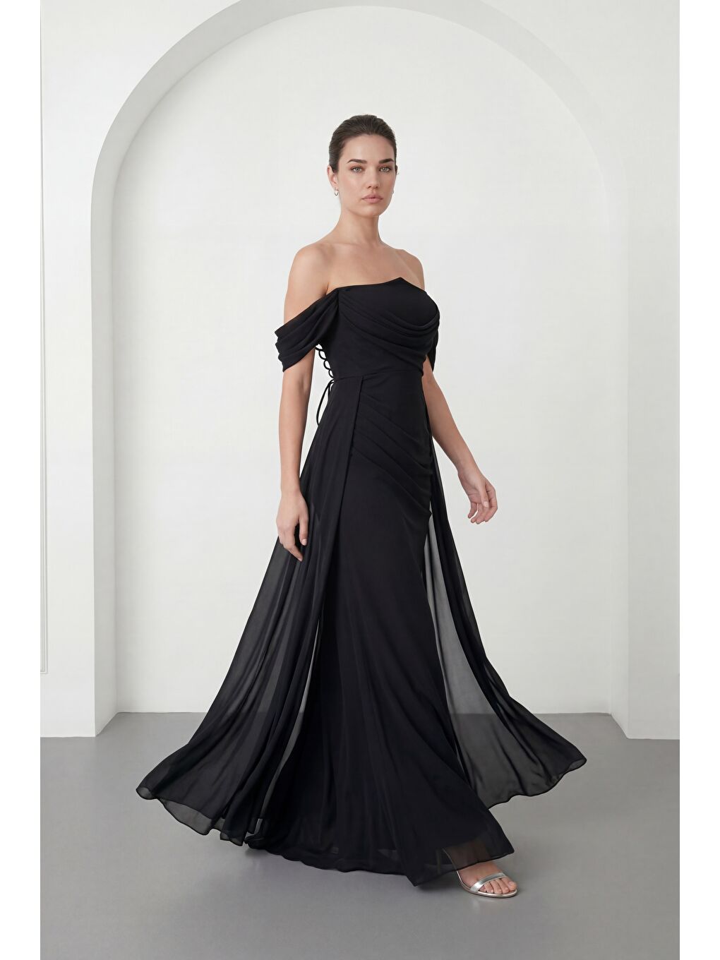 Kadın Siyah Kayık Yaka Kuyruklu Uzun Şifon Abiye Elbise-1