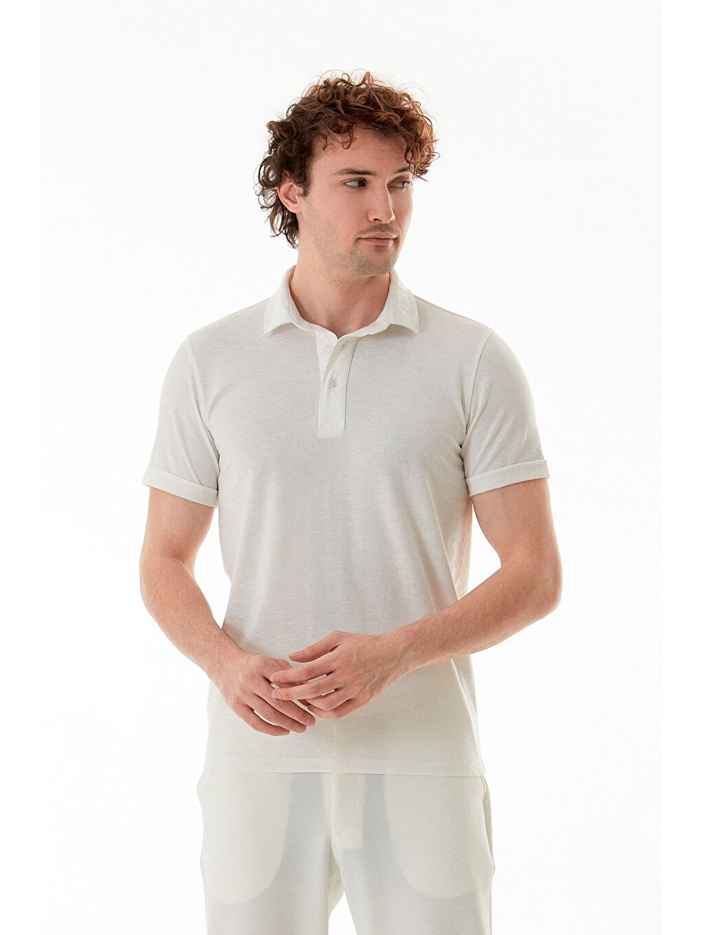 Beyaz Kabartma Baskılı Polo Yaka Slim Fit Tişört-1