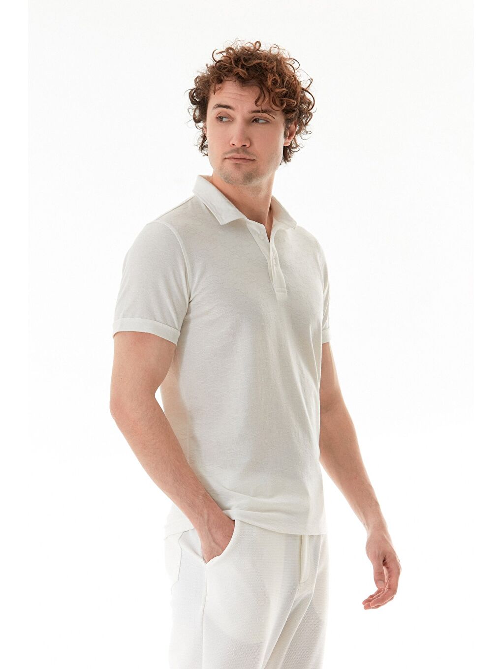 Beyaz Kabartma Baskılı Polo Yaka Slim Fit Tişört-3