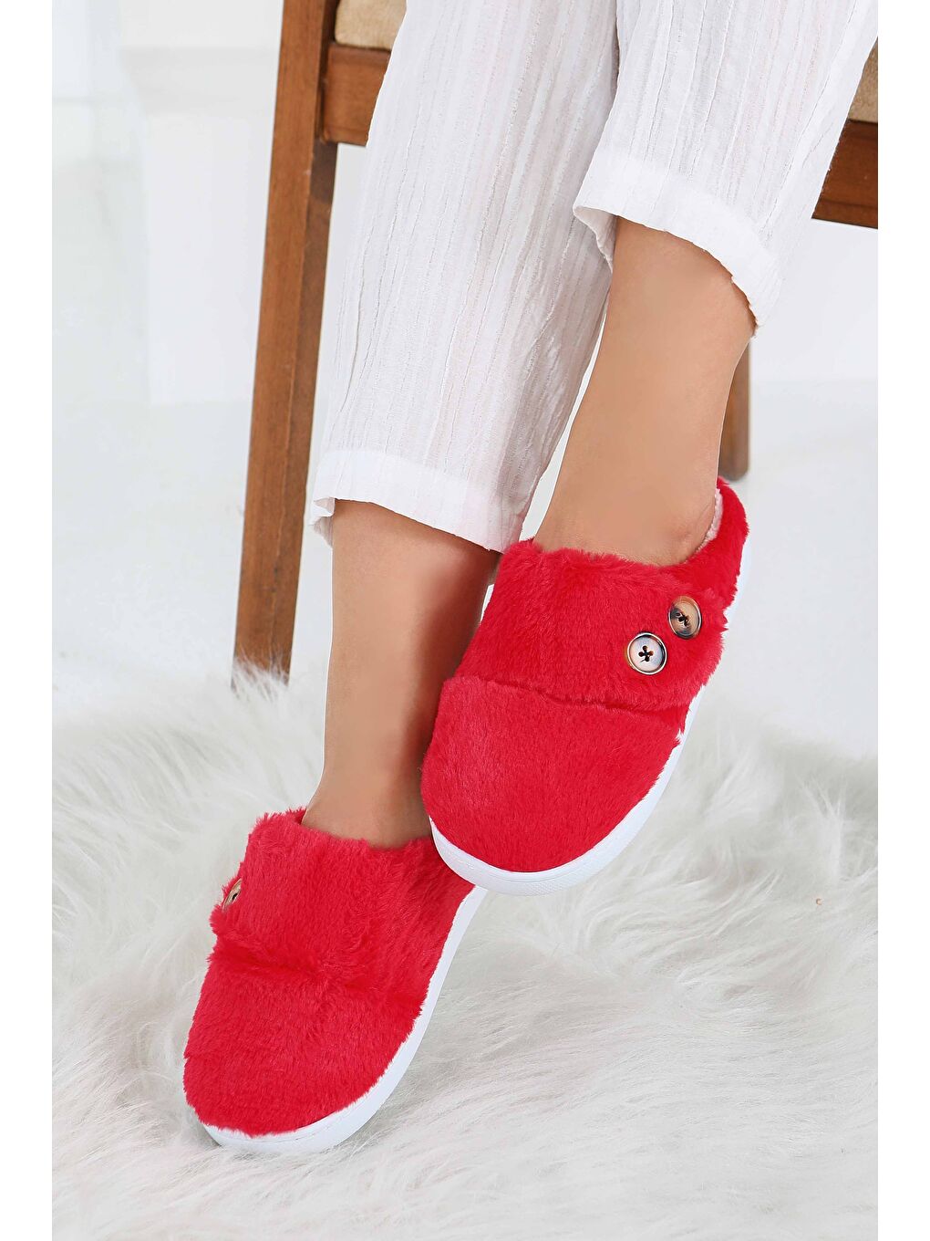 Kırmızı Kadın Kirmizi Düğmeli Düz Ev Terliği - 27777-KIRMIZI-1