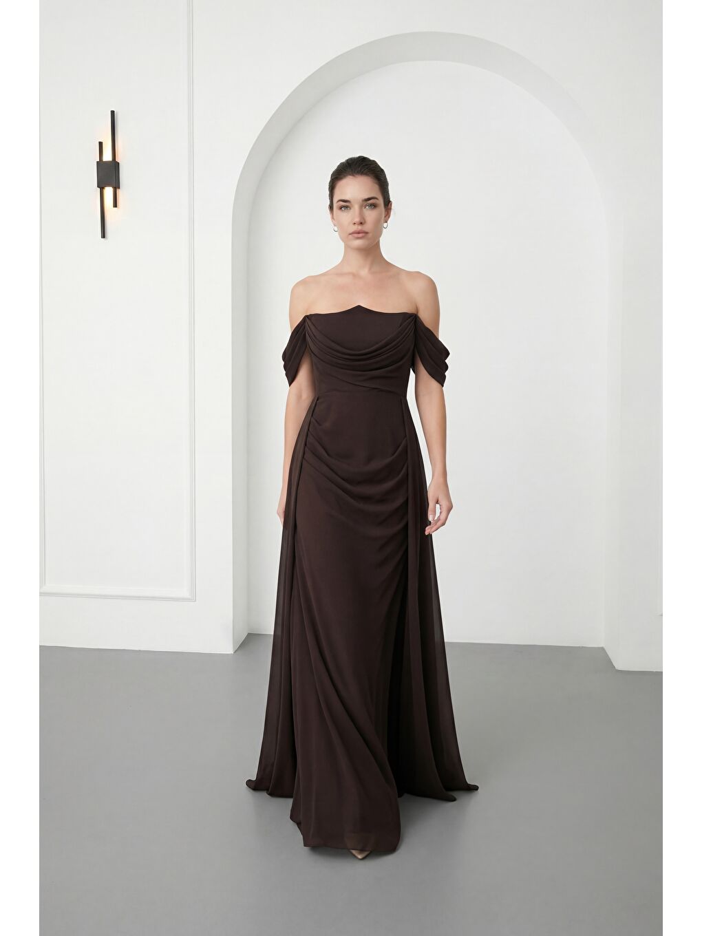 Kadın Kahverengi Kayık Yaka Kuyruklu Uzun Şifon Abiye Elbise