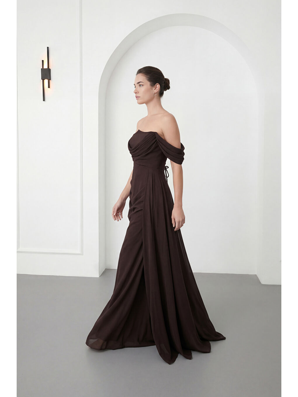 Kadın Kahverengi Kayık Yaka Kuyruklu Uzun Şifon Abiye Elbise-1