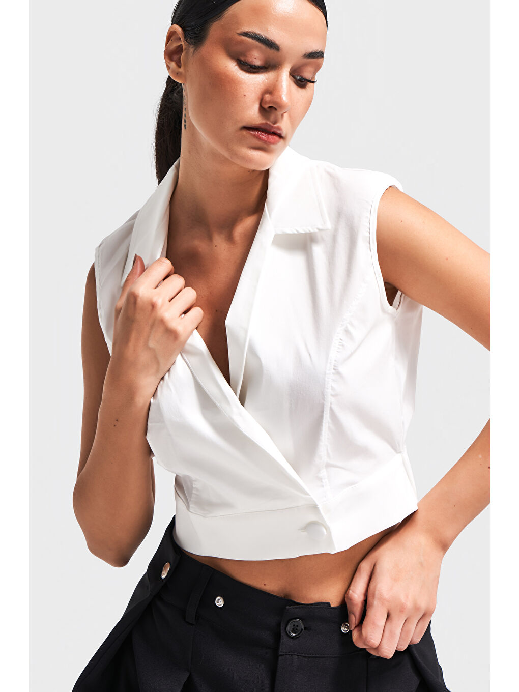 Kadın Ekru Renk Sıfır Kol Yakalı Kemeri Lastlikli Crop Tasarım Gömlek