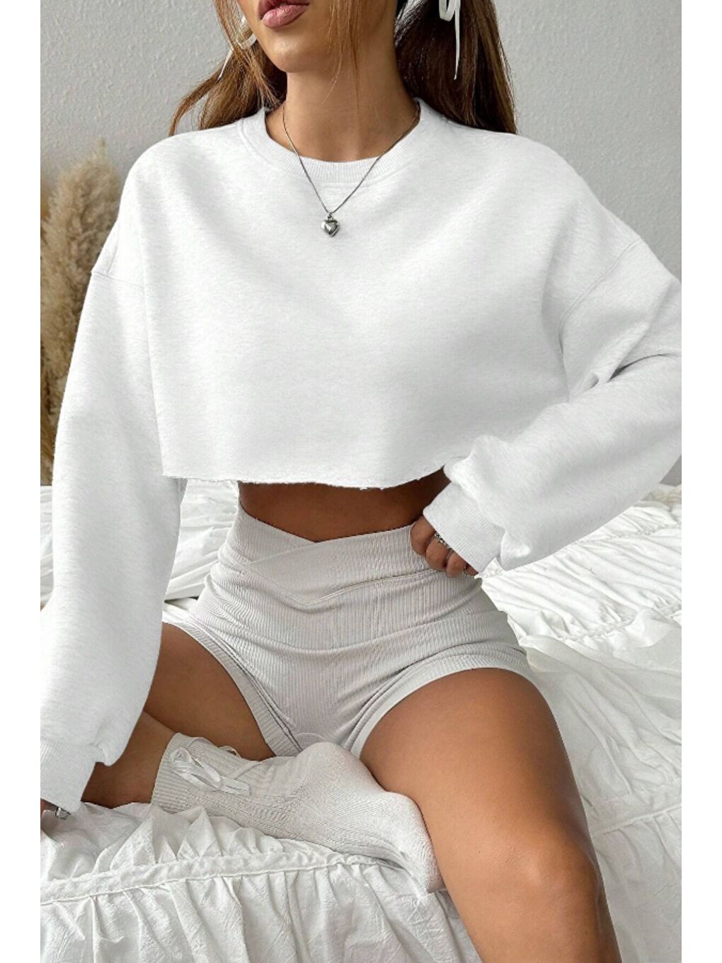 Kadın Beyaz Oversize Crop Bisiklet Yaka Şardonlu Sweatshirt