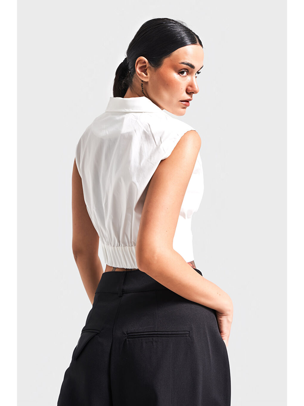 Kadın Ekru Renk Sıfır Kol Yakalı Kemeri Lastlikli Crop Tasarım Gömlek-1