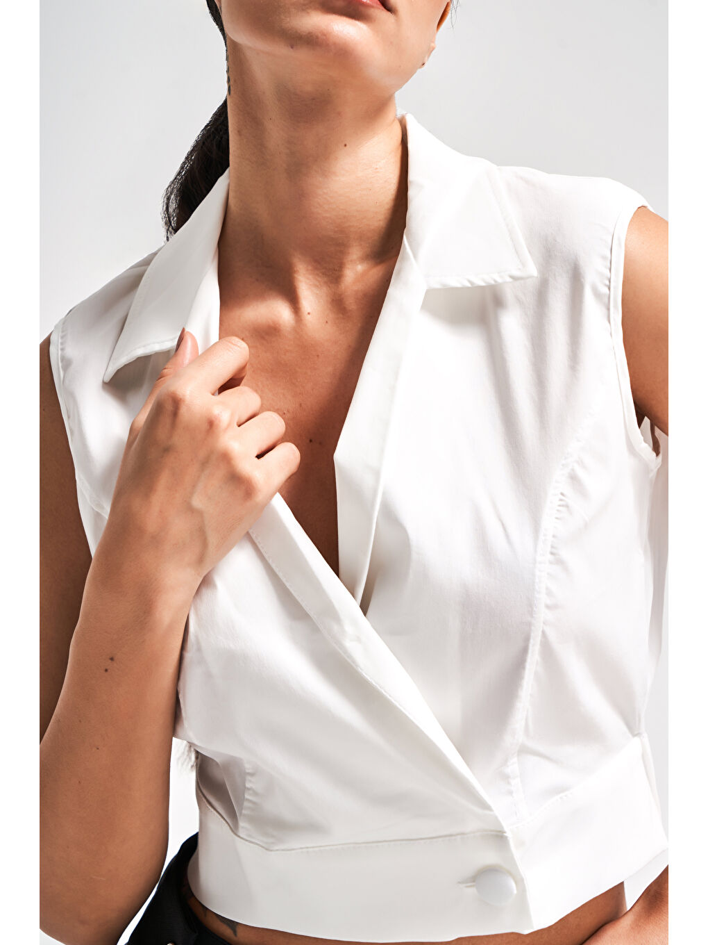 Kadın Ekru Renk Sıfır Kol Yakalı Kemeri Lastlikli Crop Tasarım Gömlek-2