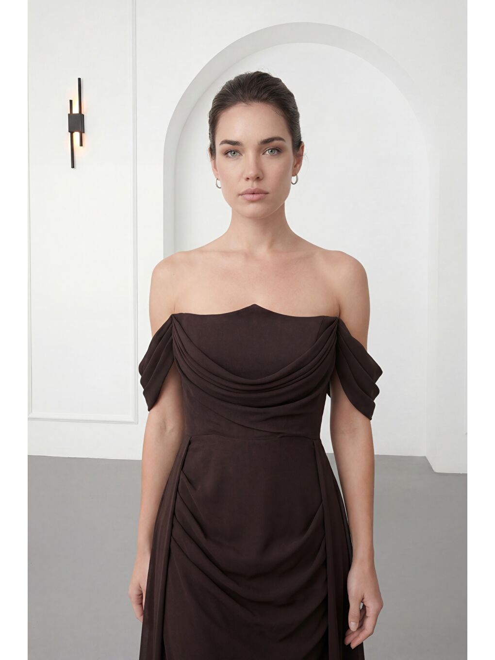 Kadın Kahverengi Kayık Yaka Kuyruklu Uzun Şifon Abiye Elbise-2