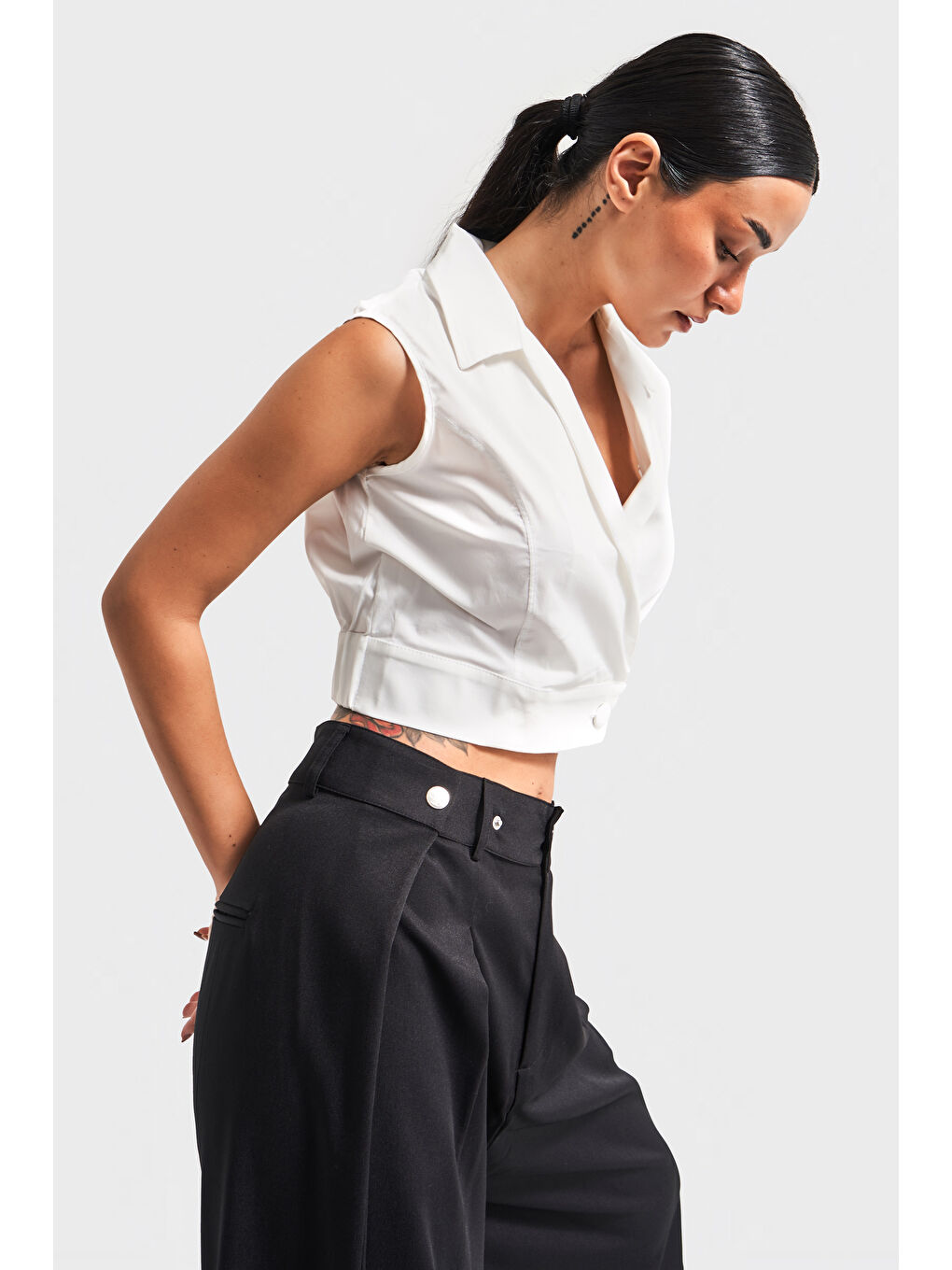 Kadın Ekru Renk Sıfır Kol Yakalı Kemeri Lastlikli Crop Tasarım Gömlek-3