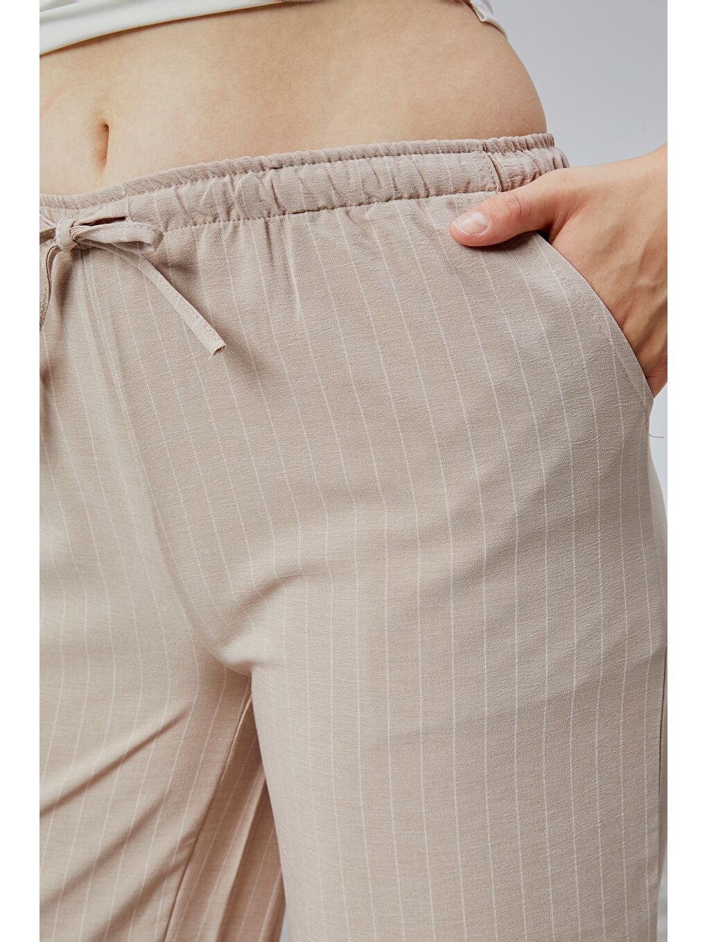 Bej Kadın Pantolon Geniş Paça Yüksel Bel Cepli Çizgili Pantolon ÇİZGİLİ-PANTOLON-3