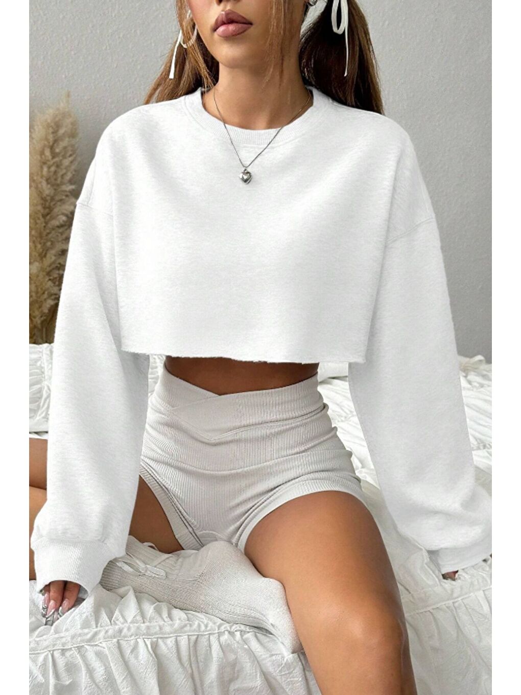 Kadın Beyaz Oversize Crop Bisiklet Yaka Şardonlu Sweatshirt-1