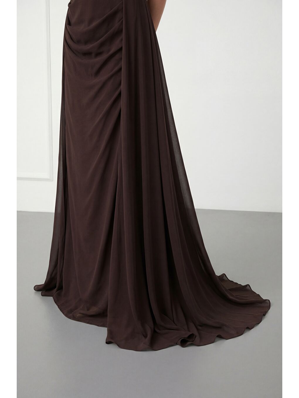 Kadın Kahverengi Kayık Yaka Kuyruklu Uzun Şifon Abiye Elbise-3