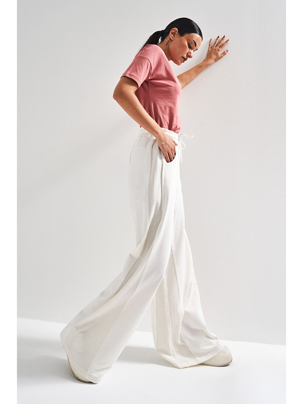 Kadın Ekru Renk Palazzo Fit Şerit Detaylı Pamuk Kumaş Rahat Kesim Tasarım Pantolon-2