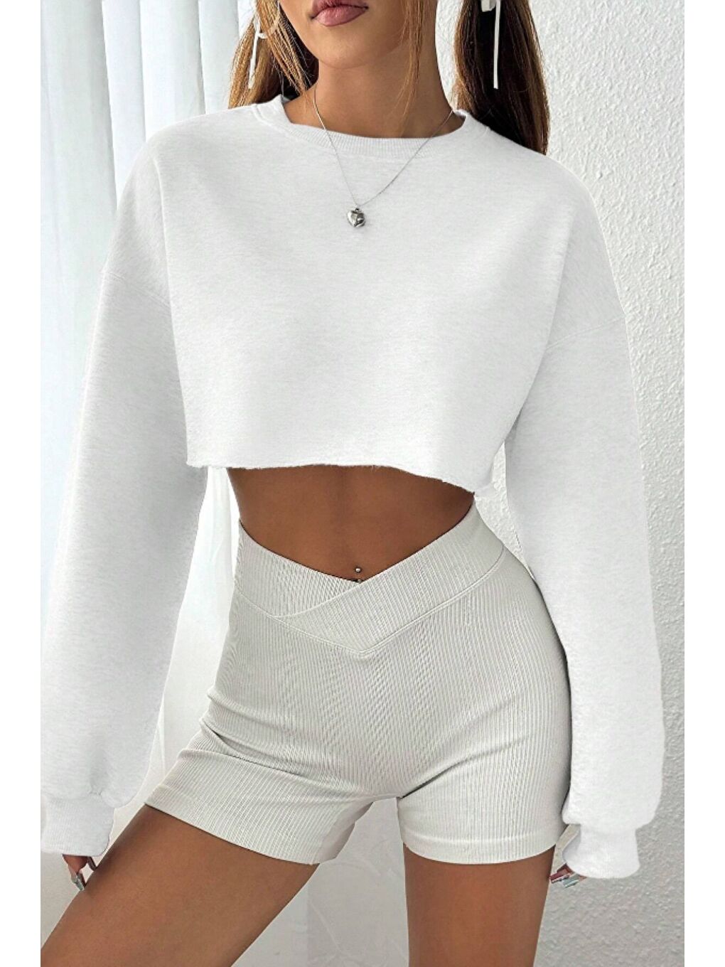 Kadın Beyaz Oversize Crop Bisiklet Yaka Şardonlu Sweatshirt-2