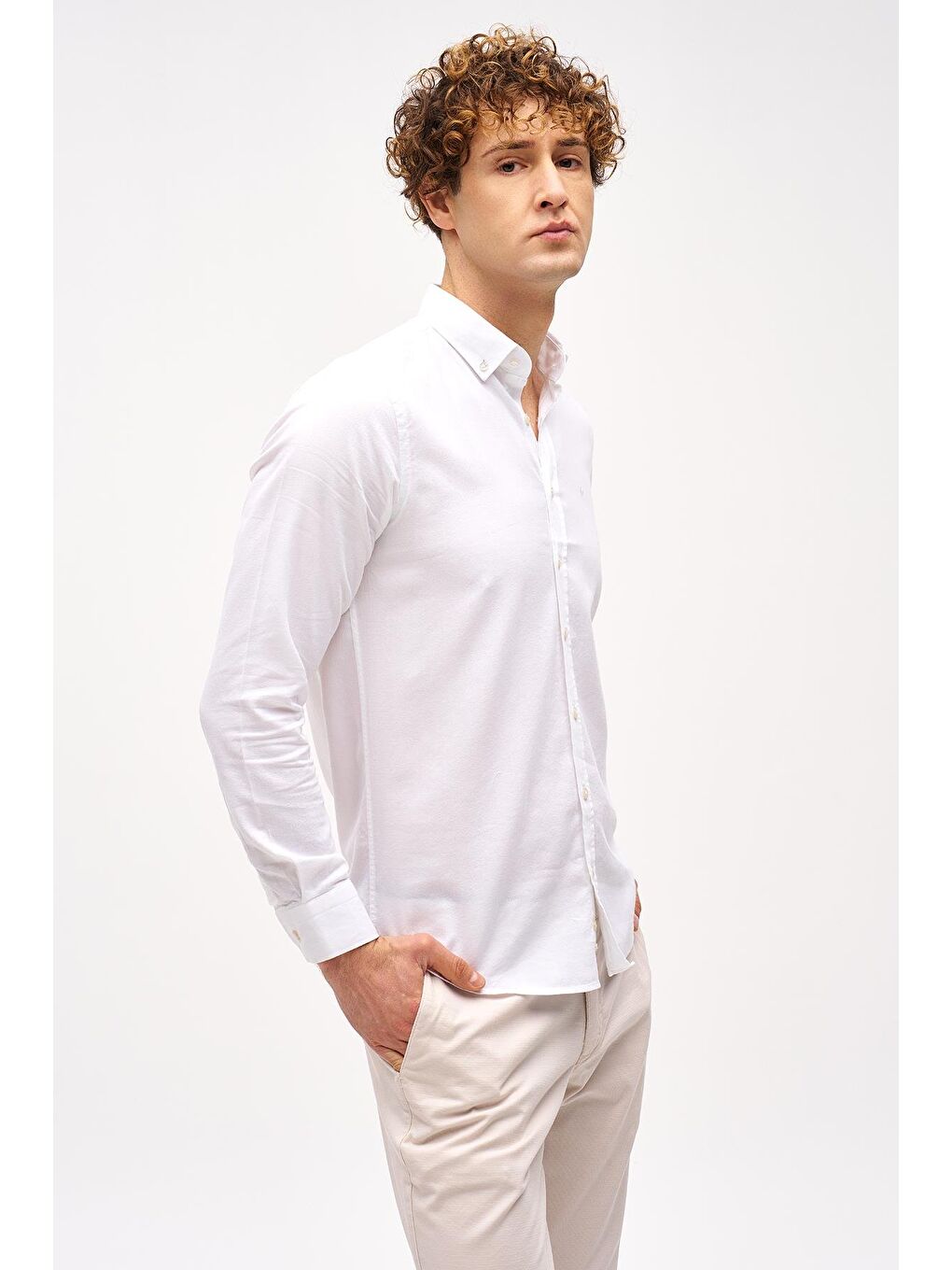 Beyaz Dynamic Fit Düğmeli Yaka Düz Uzun Kollu Cepsiz Pamuklu Gömlek-1