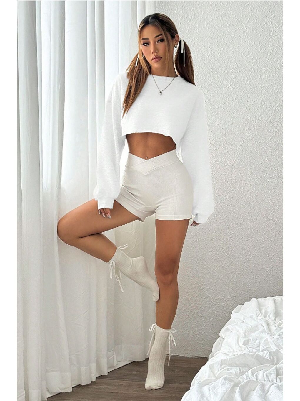 Kadın Beyaz Oversize Crop Bisiklet Yaka Şardonlu Sweatshirt-3