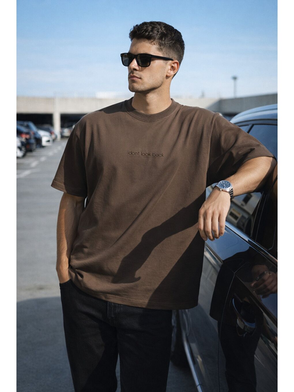 Kahverengi Erkek Oversize Tişört – Minimal “Don’t Look Back” Detaylı Basic
