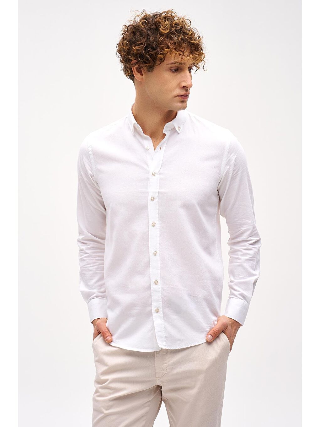 Beyaz Dynamic Fit Düğmeli Yaka Düz Uzun Kollu Cepsiz Pamuklu Gömlek-2