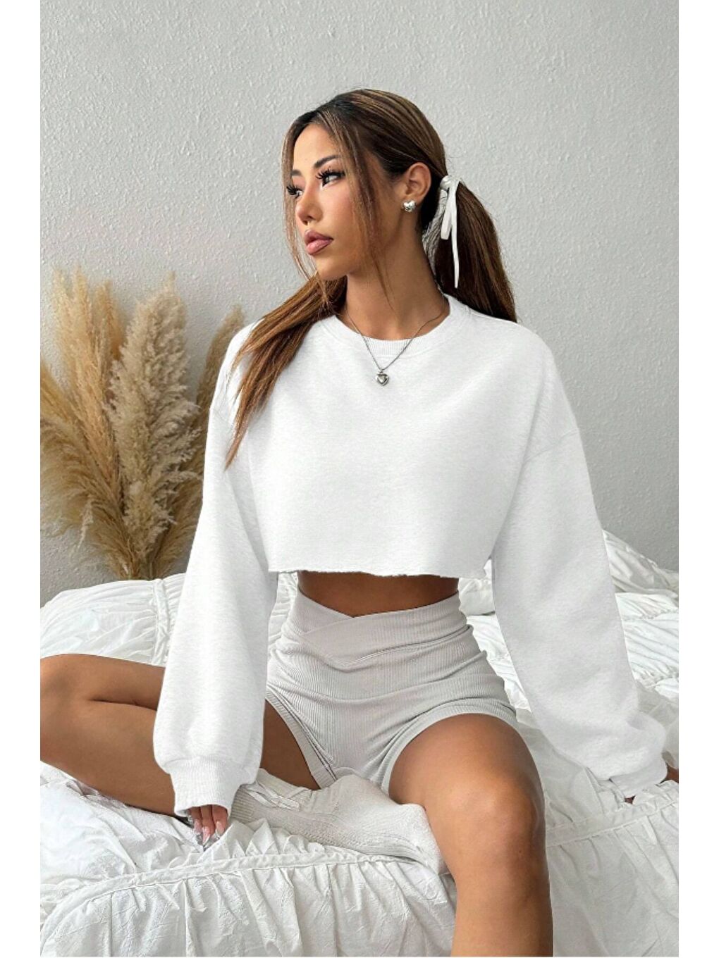 Kadın Beyaz Oversize Crop Bisiklet Yaka Şardonlu Sweatshirt-4