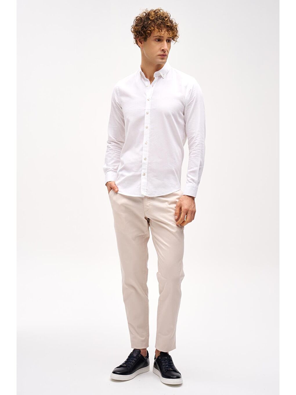 Beyaz Dynamic Fit Düğmeli Yaka Düz Uzun Kollu Cepsiz Pamuklu Gömlek-3