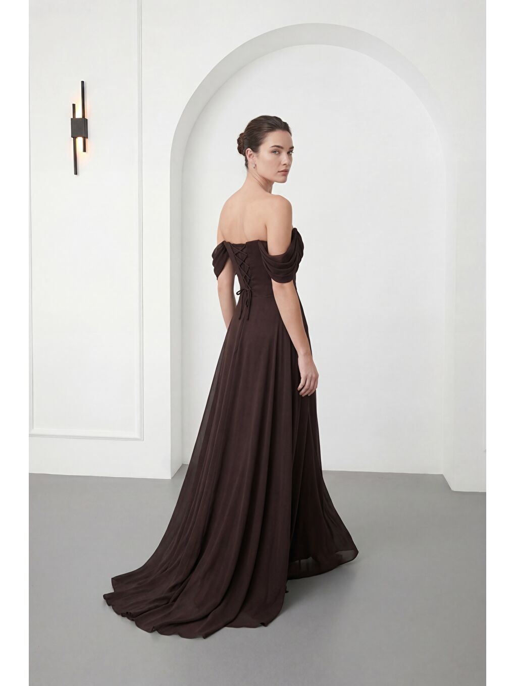 Kadın Kahverengi Kayık Yaka Kuyruklu Uzun Şifon Abiye Elbise-5