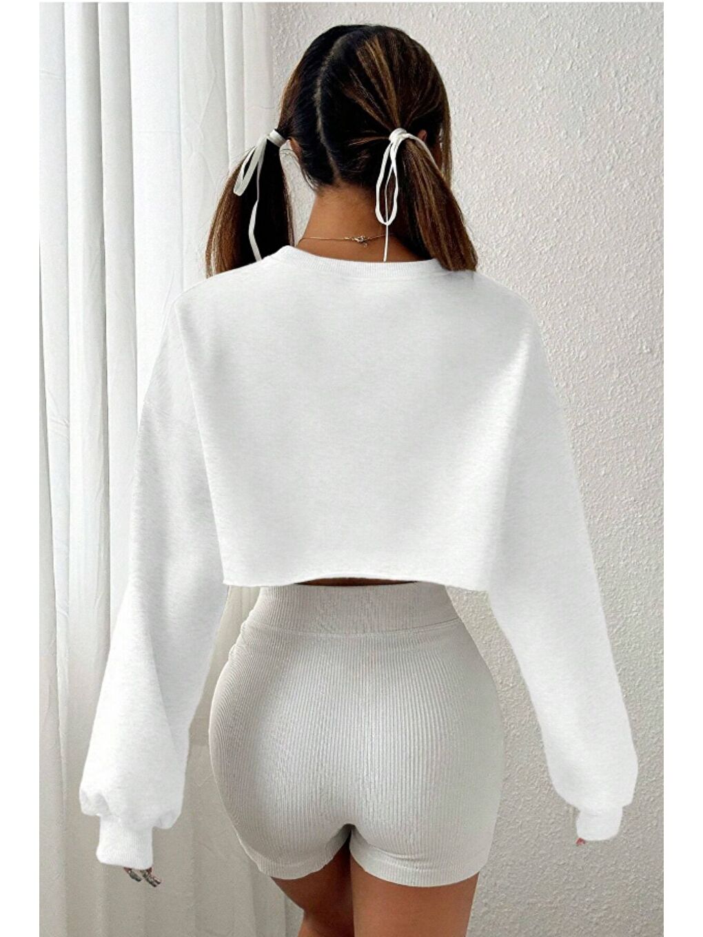 Kadın Beyaz Oversize Crop Bisiklet Yaka Şardonlu Sweatshirt-5