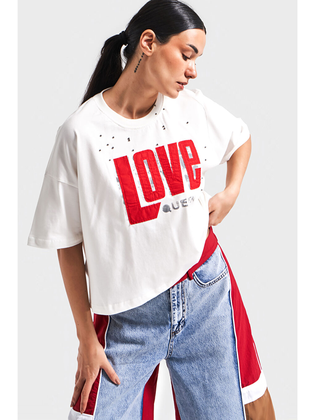 Kadın Beyaz Renk Love Baskılı Taş Detaylı Oversize Tasarım T-Shirt-1