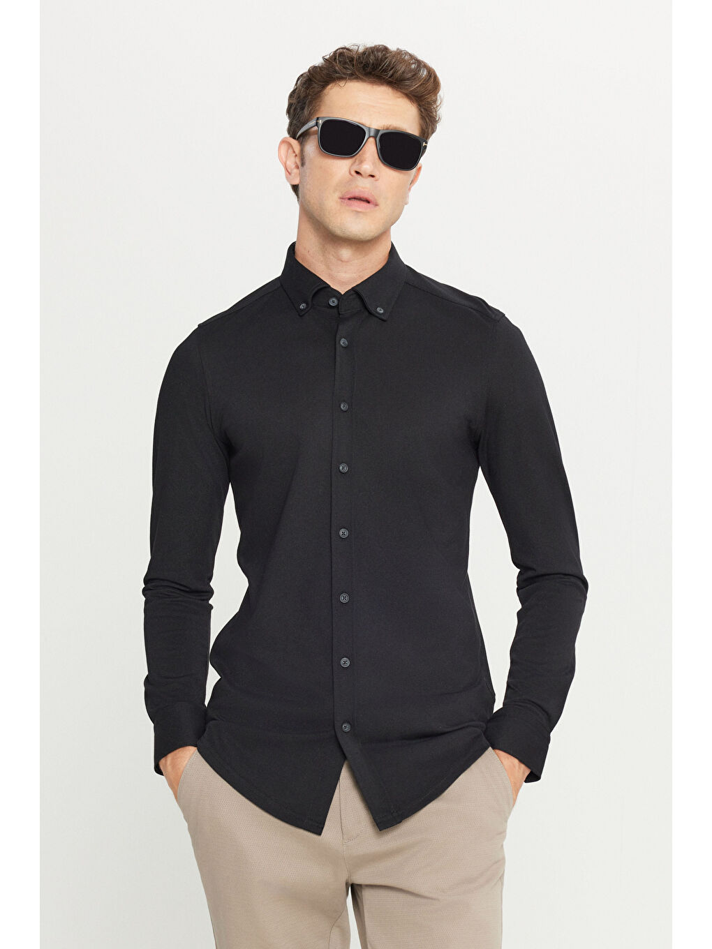 Erkek Siyah Pamuklu Slim Fit Dar Kesim Düğmeli Yaka Örme Gömlek