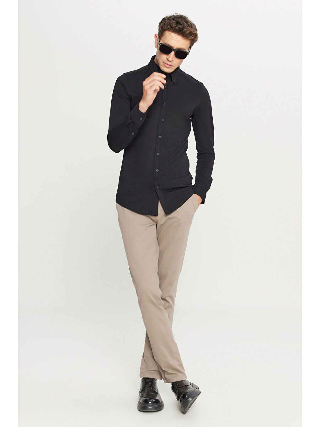 Erkek Siyah Pamuklu Slim Fit Dar Kesim Düğmeli Yaka Örme Gömlek-1