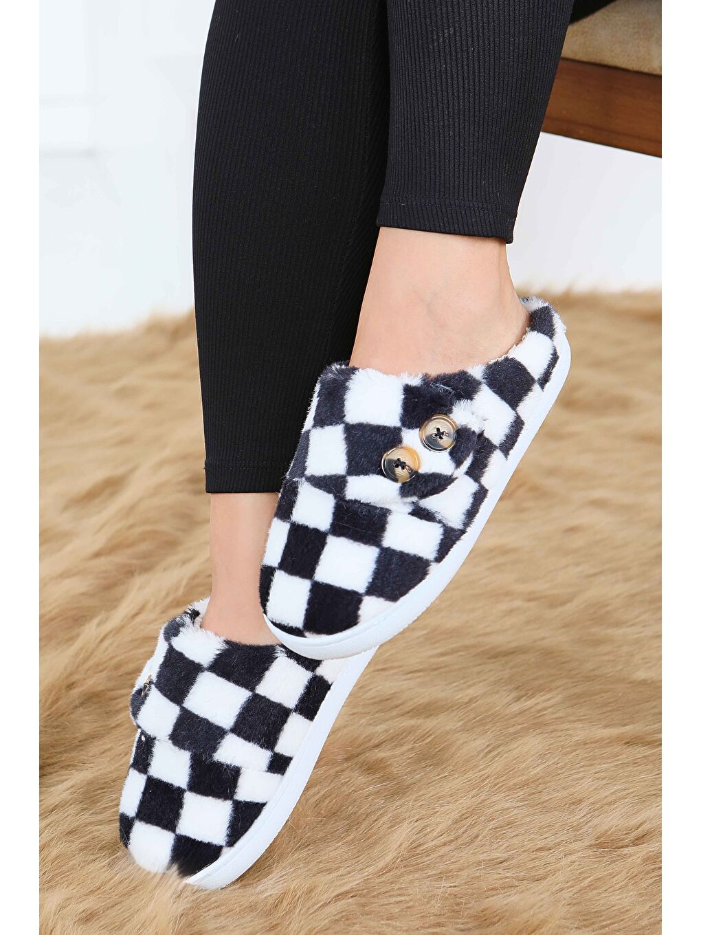 Kadın Siyah Ekoseli Düğmeli Ev Terliği - 27780-SIYAH-1